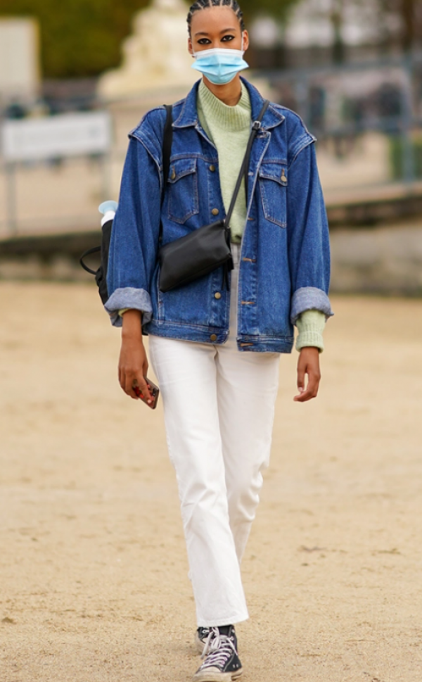 Jas wanita dengan potongan boyfriend style dan lengan roll-up